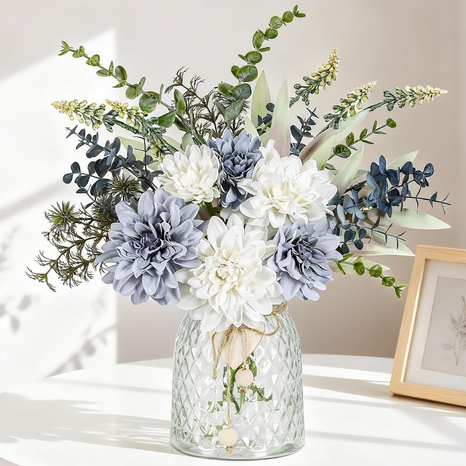 Der Rose 15″ Navy Blue Fake Flowers in Glass Vase for Coffee Table Decor | Cool blue-white dahlias, layered eucalyptus, bendable stems, elegant farmhouse style, office desk entryway shelf decor